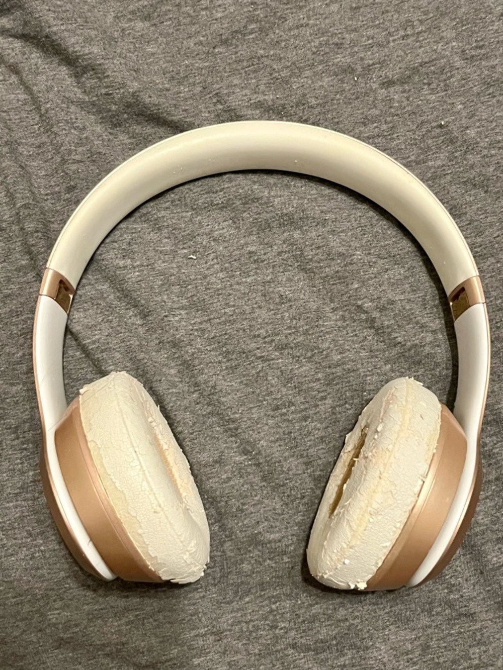 Beats Solo 2 Headphones in Rose Gold.